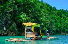Passeio de jangada de bambu pelo rio Nuevo