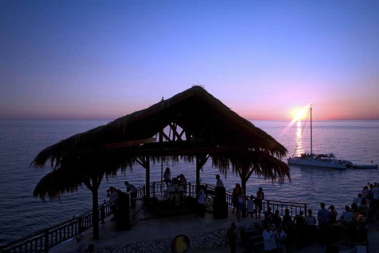 Contemplando o entardecer sobre o mar que banha Negril