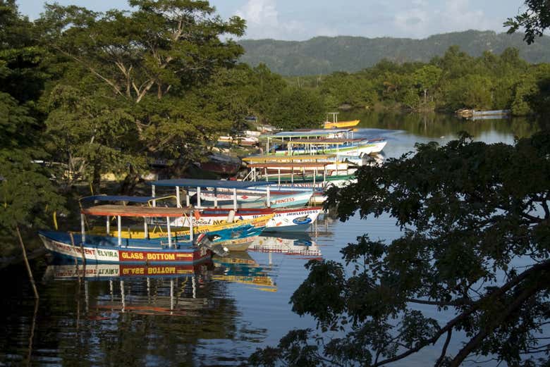 Barcos en el Río Negro