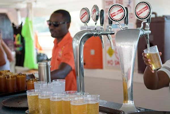 Você terá um open bar a bordo do catamarã
