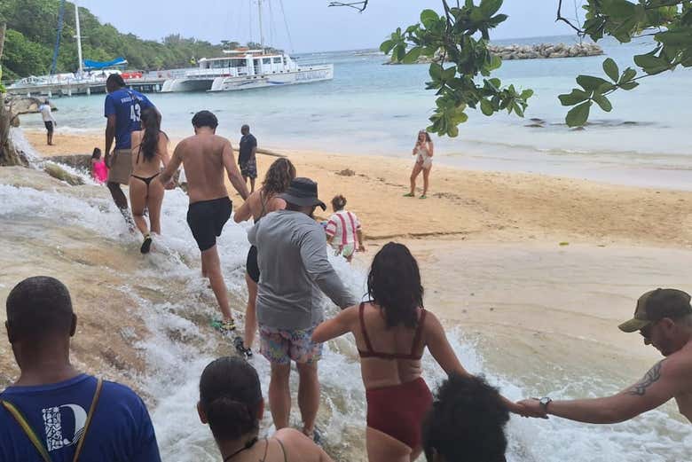 Cruzando las cascadas a orillas de la playa