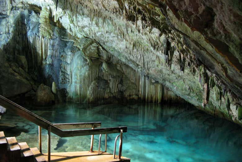 Agua cristalina de la cueva de Green Grotto