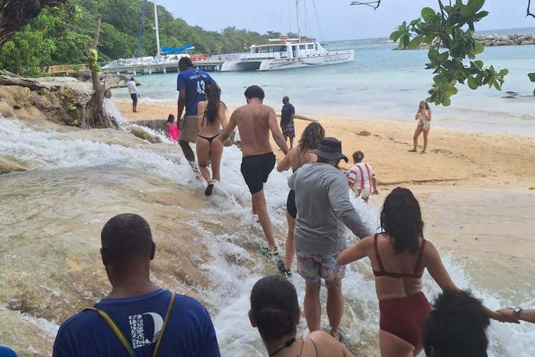 Las cascadas del río Dunn desembocando en el mar
