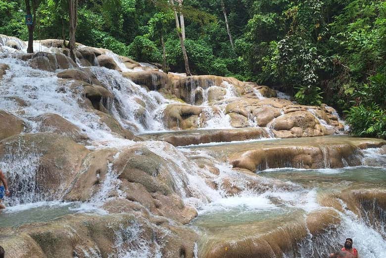 Un paisaje inolvidable de las cascadas del río Dunn