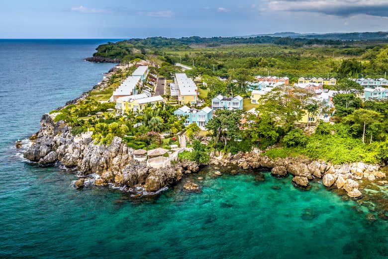 Vista aérea do litoral acidentado de Negril