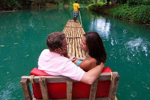 Romántico paseo en balsa de bambú