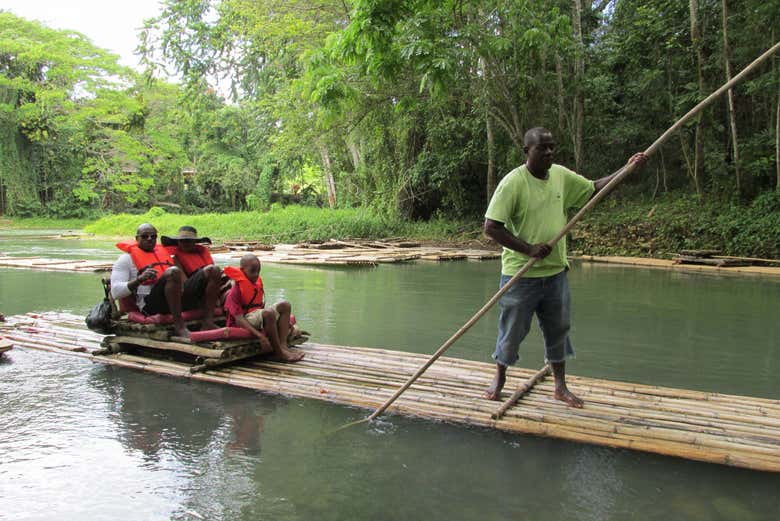 Giro in zattera con la famiglia