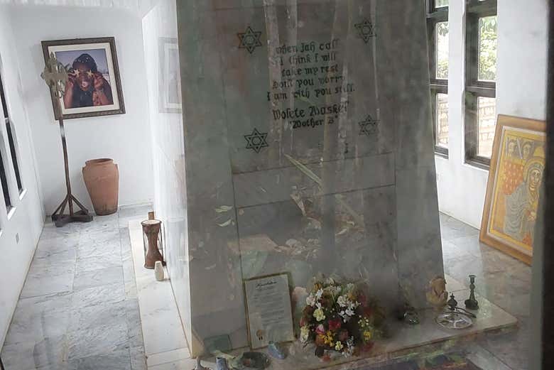 Descubriremos el lugar donde descansan los restos del cantante