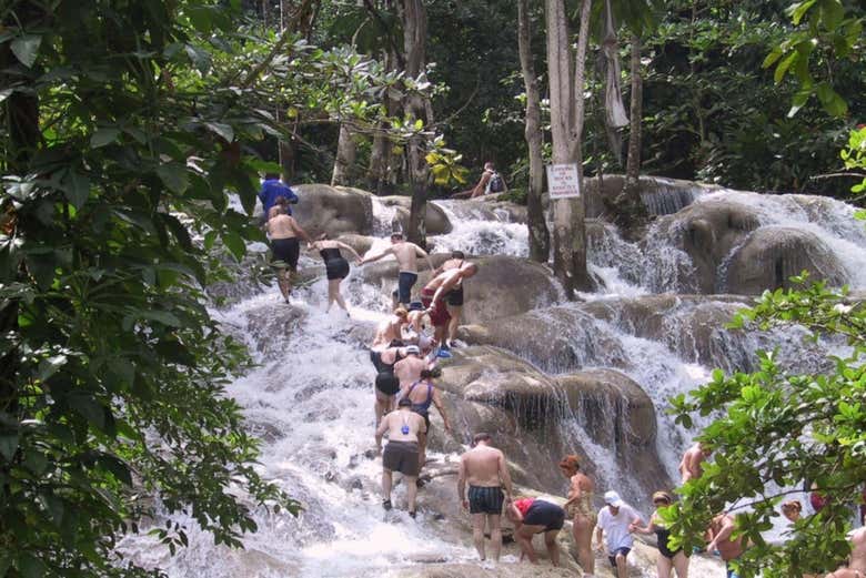Grupo escalando las cascadas del río Dunn