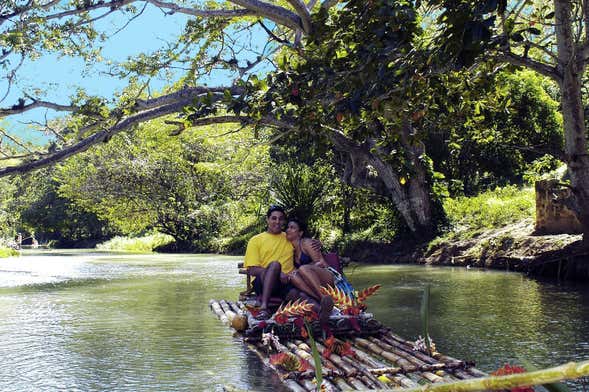 Paseo en balsa de bambú por el río Martha Brae