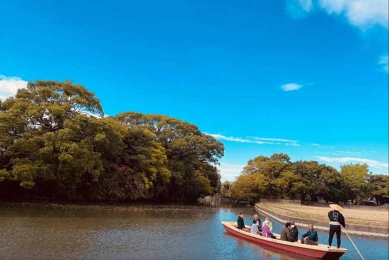 Un bateau traditionnel naviguant sur la rivière Yanagawa