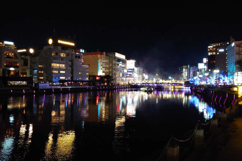 El barrio de Hakata-ku de noche