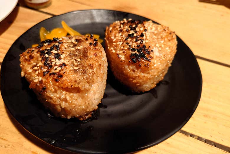 Yakionigiri, bolinhos de arroz fritos em molho de soja