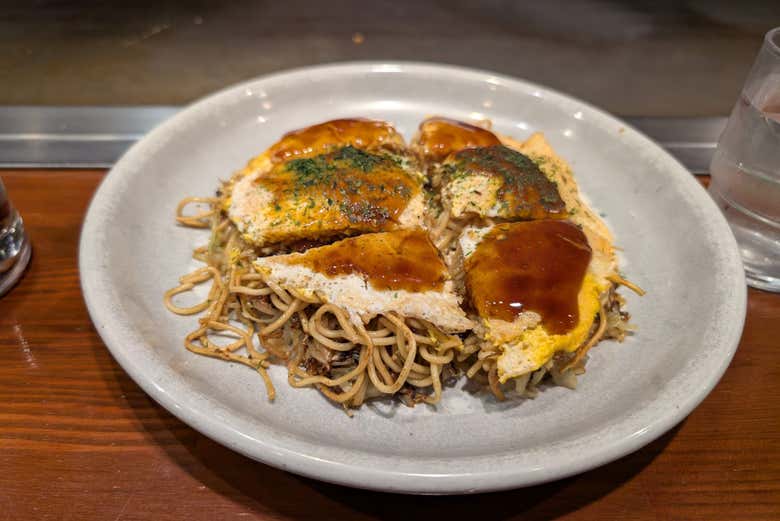 Degustación de okonomiyaki en Hiroshima