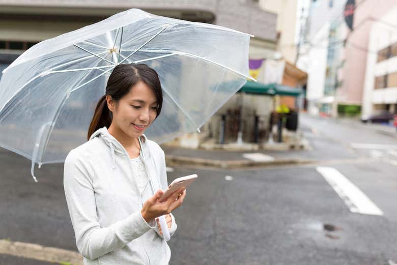 Mujer utilizando su teléfono móvil