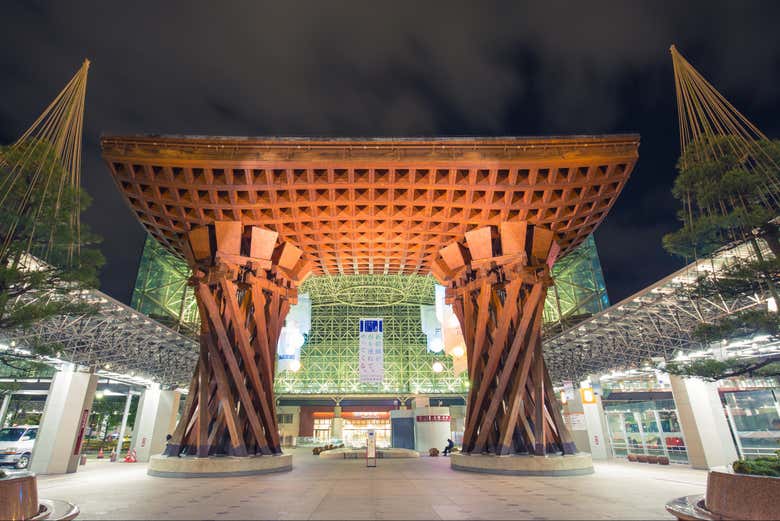 Admirez l'architecture japonaise dans la gare