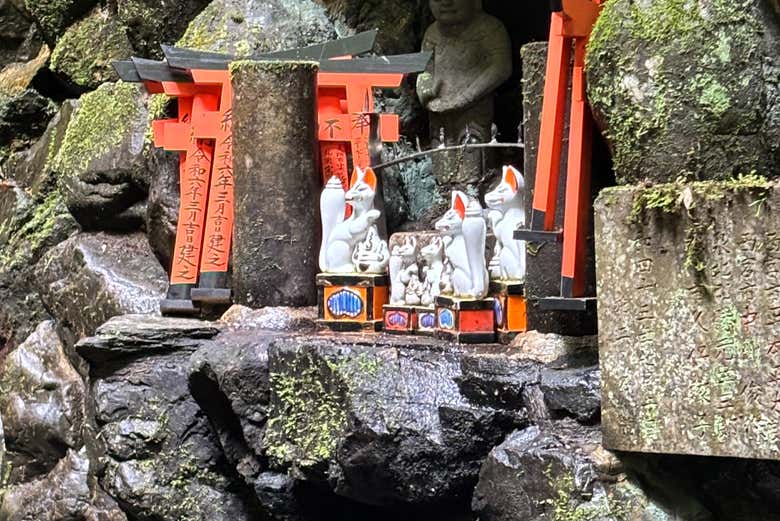 Un altarcillo de estatuas de zorros blancos protectores