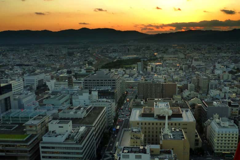 Magnifique coucher de soleil depuis la tour de Kyoto