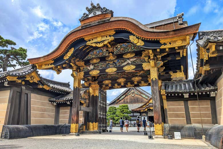 A monumental entrada do Castelo de Nijō