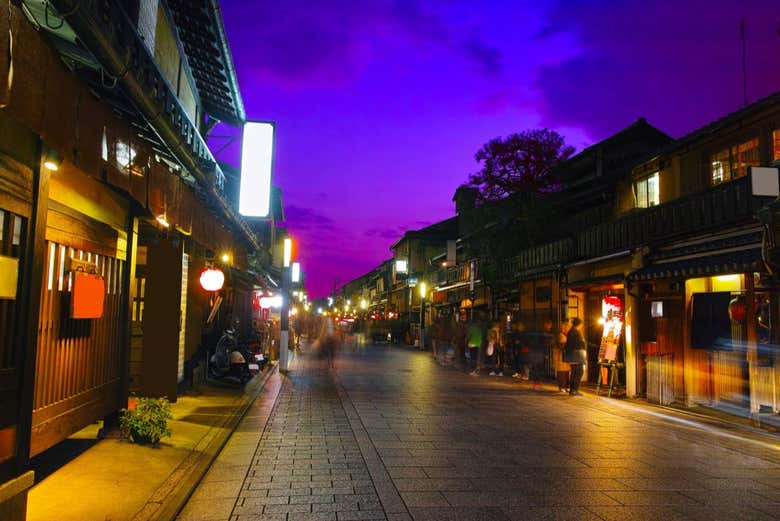 À noite Gion se veste de cores