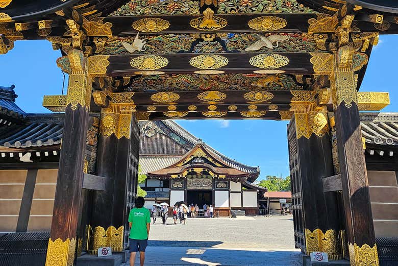 Entrez dans l'enceinte du château de Nijo