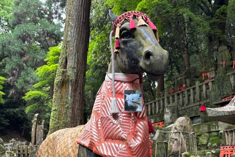 Contemplando la estatua de un caballo en Fushimi Inari-Taisha
