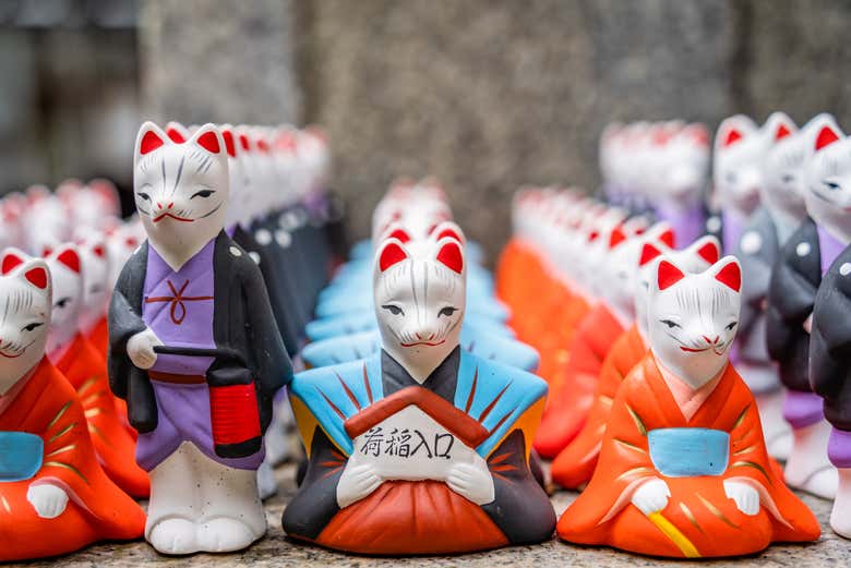 Admirando estatuas de kitsune