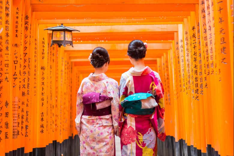 Mujeres con kimono en el santuario
