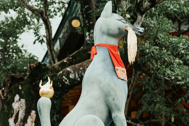 Um kitsune, uma raposa mitológica do folclore japonês
