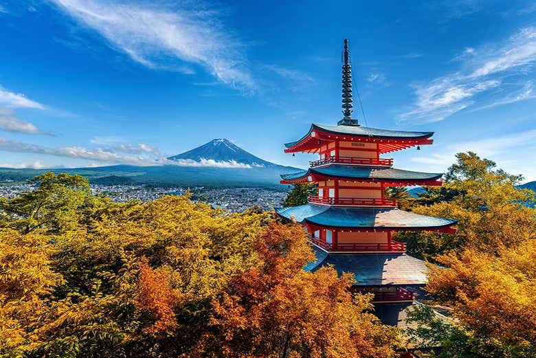 Una pagoda con el monte Fuji de fondo
