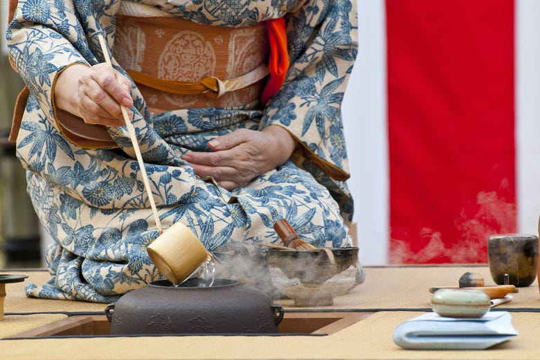 Mujer durante la ceremonia japonesa del té