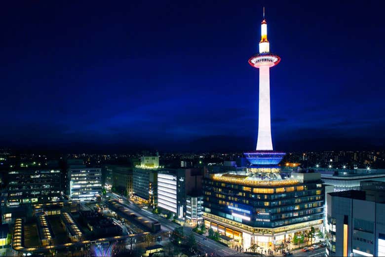 Kyoto illuminée à la tombée de la nuit