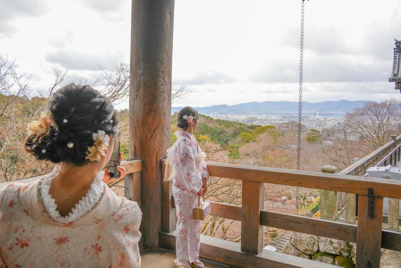 Posando en el templo Kiyomizudera