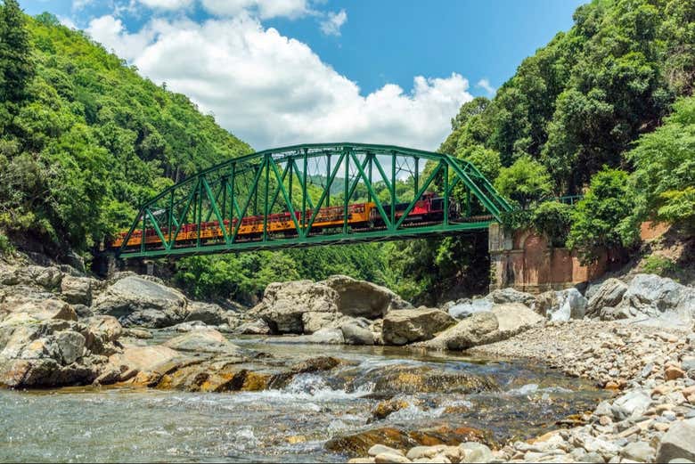 Train Sagano traversant un pont