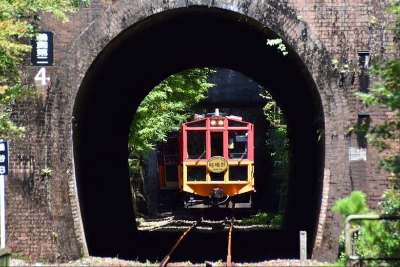 Train traversant un tunnel