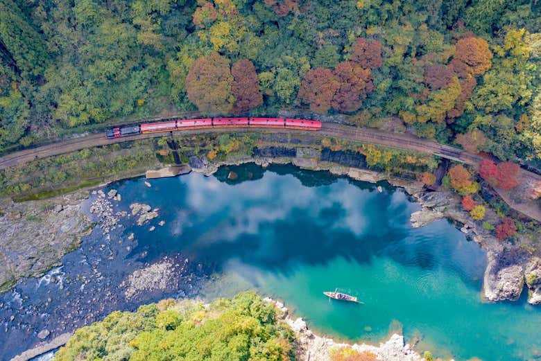 Train de Sagano le long de la rivière Hozugawa