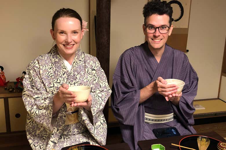 Provando il tè durante la cerimonia