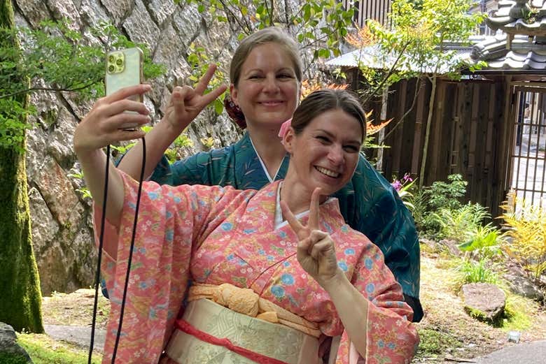 In posa per una foto in kimono