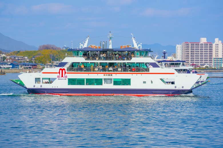 Ferry navegando por la bahía de Hiroshima