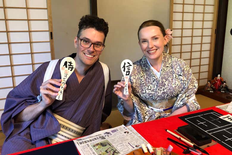 Divertimento durante il taller di calligrafia