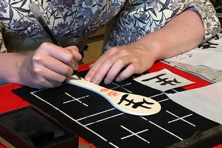 Decorando un cucchiaio di legno