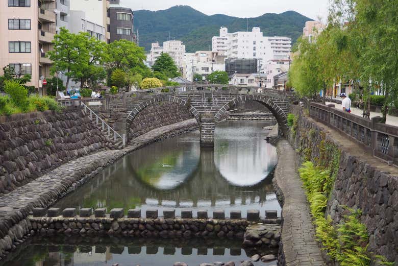 El puente de piedra de Meganebashi