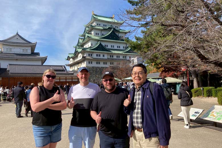 Foto con el castillo de Nagoya de fondo 