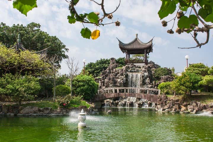Take pictures of the beautiful Fukushūen Garden