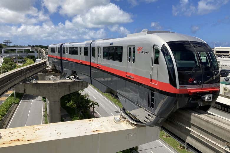 Vue sur le monorail d'Okinawa