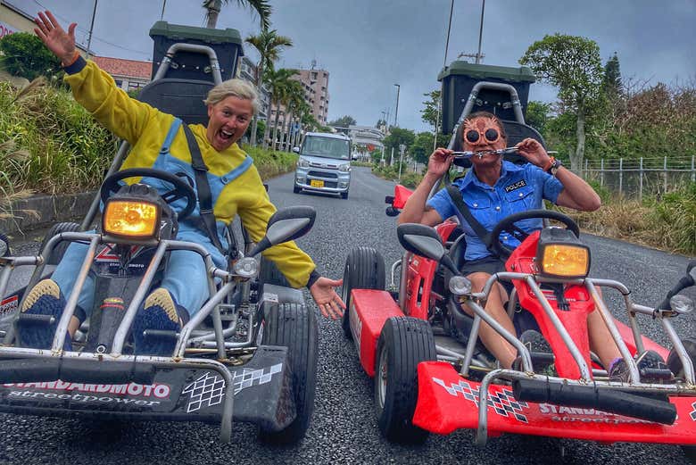 Découvrez Naha sur roues avec une balade en karting