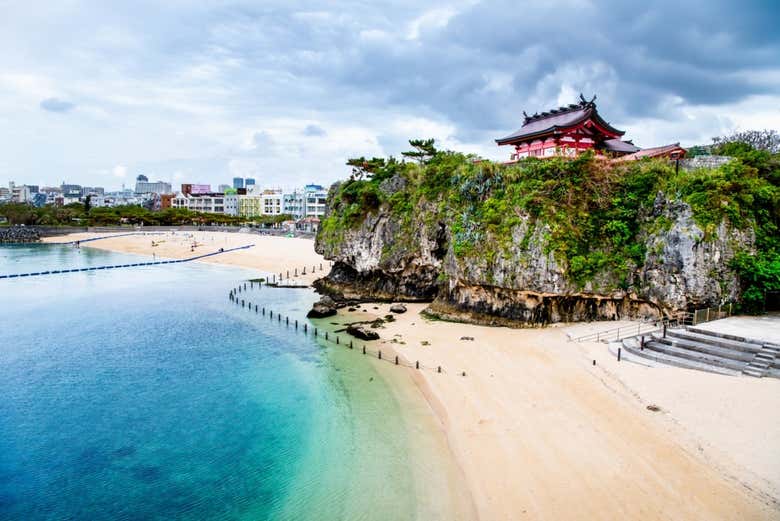 Admire the views of the Naminoue Shrine