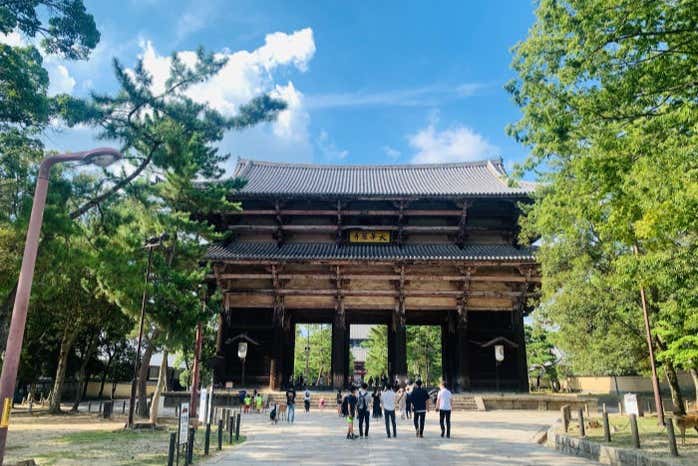 Entrando al templo Todai-ji Nandaimon