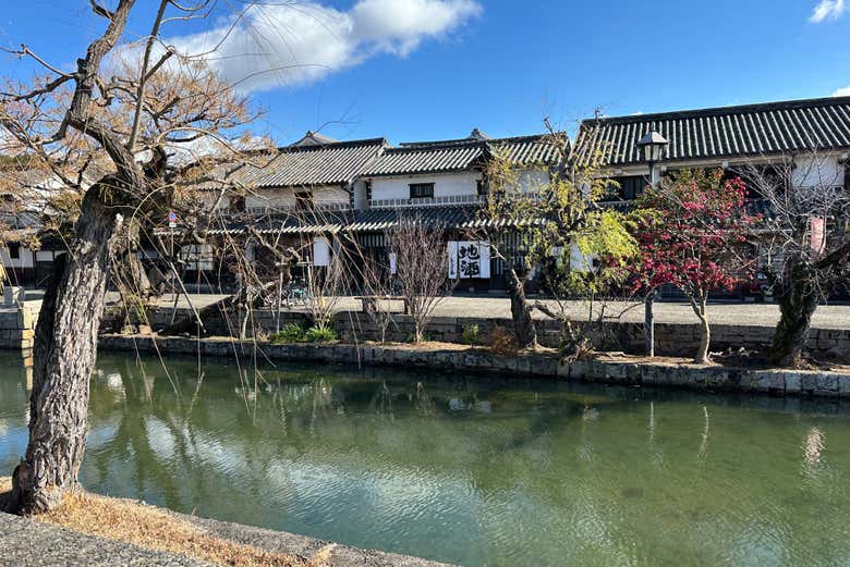 Veremos canales rodeados de casas de la época Edo