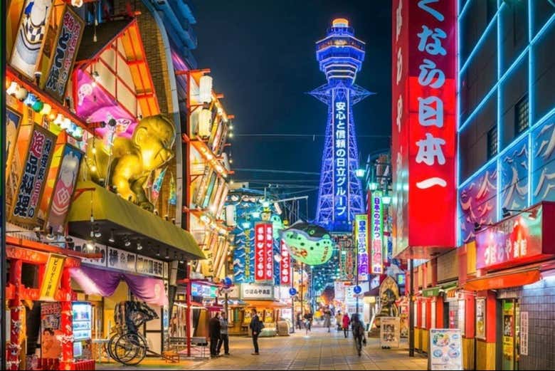 O bairro de Shinsekai se destaca por sua estética futurista